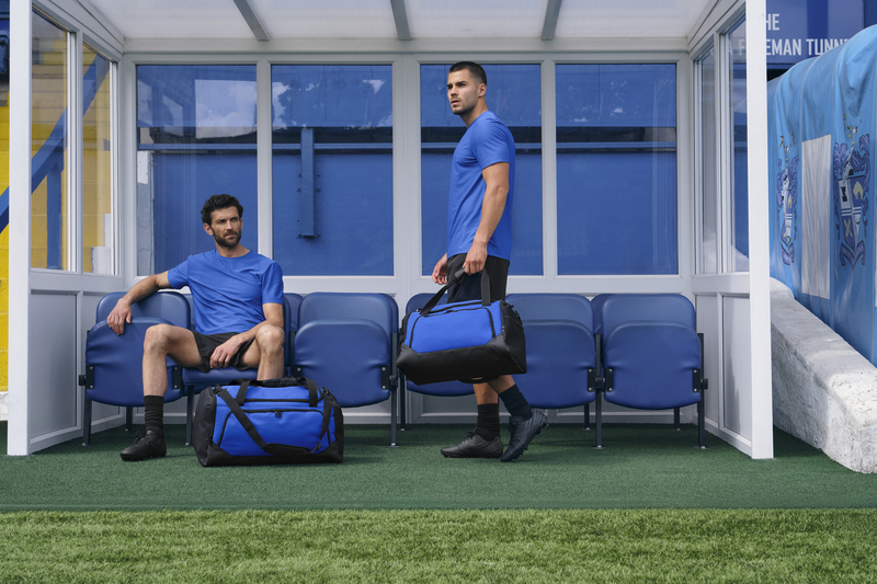 QS270 Pro Team Holdall %20 QS277 Pro Team Locker Bag - Royal-Black (Lifestyle shot)